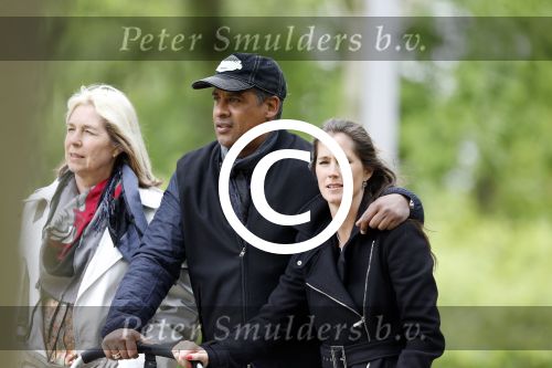 Amsterdam 10 mei 2013
Frank Rijkaard aan het winkelen /wandelen met zijn vrouw Stephanie zoon en schoonmoeder in de cornelis schuytstraat en het vondelpark.
Peter Smulders bv