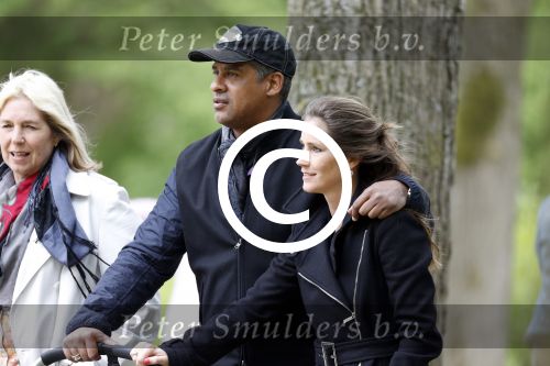 Amsterdam 10 mei 2013
Frank Rijkaard aan het winkelen /wandelen met zijn vrouw Stephanie zoon en schoonmoeder in de cornelis schuytstraat en het vondelpark.
Peter Smulders bv