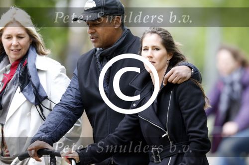 Amsterdam 10 mei 2013
Frank Rijkaard aan het winkelen /wandelen met zijn vrouw Stephanie zoon en schoonmoeder in de cornelis schuytstraat en het vondelpark.
Peter Smulders bv