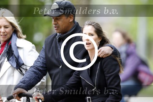 Amsterdam 10 mei 2013
Frank Rijkaard aan het winkelen /wandelen met zijn vrouw Stephanie zoon en schoonmoeder in de cornelis schuytstraat en het vondelpark.
Peter Smulders bv