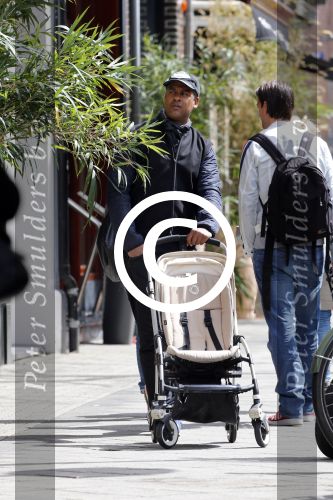 Amsterdam 10 mei 2013
Frank Rijkaard aan het winkelen /wandelen met zijn vrouw Stephanie zoon en schoonmoeder in de cornelis schuytstraat en het vondelpark.
Peter Smulders bv