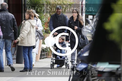 Amsterdam 10 mei 2013
Frank Rijkaard aan het winkelen /wandelen met zijn vrouw Stephanie zoon en schoonmoeder in de cornelis schuytstraat en het vondelpark.
Peter Smulders bv