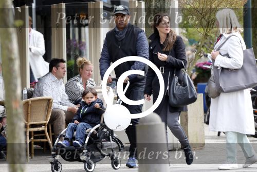 Amsterdam 10 mei 2013
Frank Rijkaard aan het winkelen /wandelen met zijn vrouw Stephanie zoon en schoonmoeder in de cornelis schuytstraat en het vondelpark.
Peter Smulders bv