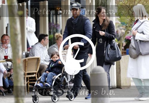 Amsterdam 10 mei 2013
Frank Rijkaard aan het winkelen /wandelen met zijn vrouw Stephanie zoon en schoonmoeder in de cornelis schuytstraat en het vondelpark.
Peter Smulders bv