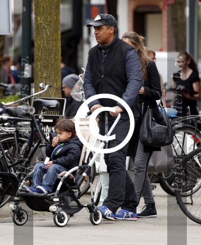 Amsterdam 10 mei 2013
Frank Rijkaard aan het winkelen /wandelen met zijn vrouw Stephanie zoon en schoonmoeder in de cornelis schuytstraat en het vondelpark.
Peter Smulders bv