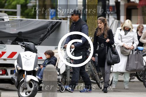 Amsterdam 10 mei 2013
Frank Rijkaard aan het winkelen /wandelen met zijn vrouw Stephanie zoon en schoonmoeder in de cornelis schuytstraat en het vondelpark.
Peter Smulders bv