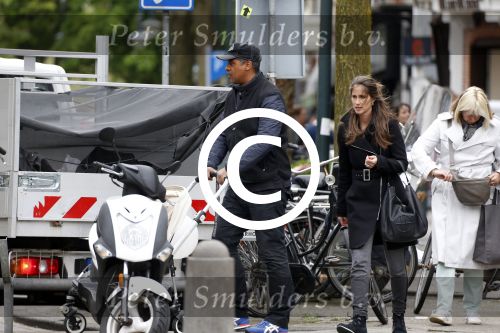 Amsterdam 10 mei 2013
Frank Rijkaard aan het winkelen /wandelen met zijn vrouw Stephanie zoon en schoonmoeder in de cornelis schuytstraat en het vondelpark.
Peter Smulders bv