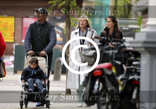 Amsterdam 10 mei 2013
Frank Rijkaard aan het winkelen /wandelen met zijn vrouw Stephanie zoon en schoonmoeder in de cornelis schuytstraat en het vondelpark.
Peter Smulders bv