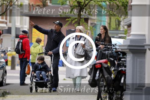 Amsterdam 10 mei 2013
Frank Rijkaard aan het winkelen /wandelen met zijn vrouw Stephanie zoon en schoonmoeder in de cornelis schuytstraat en het vondelpark.
Peter Smulders bv