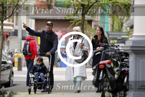 Amsterdam 10 mei 2013
Frank Rijkaard aan het winkelen /wandelen met zijn vrouw Stephanie zoon en schoonmoeder in de cornelis schuytstraat en het vondelpark.
Peter Smulders bv
