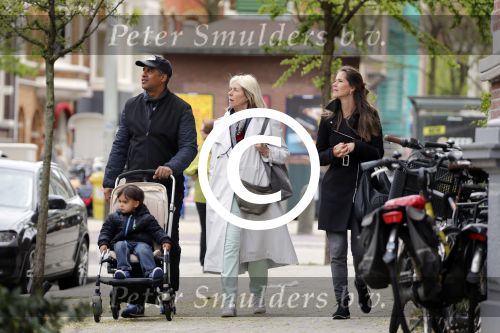Amsterdam 10 mei 2013
Frank Rijkaard aan het winkelen /wandelen met zijn vrouw Stephanie zoon en schoonmoeder in de cornelis schuytstraat en het vondelpark.
Peter Smulders bv