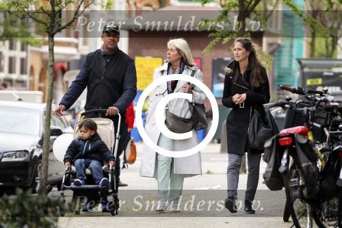 Amsterdam 10 mei 2013
Frank Rijkaard aan het winkelen /wandelen met zijn vrouw Stephanie zoon en schoonmoeder in de cornelis schuytstraat en het vondelpark.
Peter Smulders bv