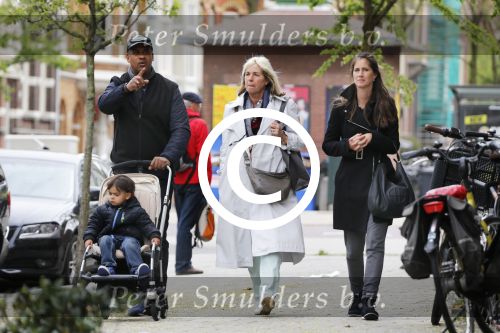Amsterdam 10 mei 2013
Frank Rijkaard aan het winkelen /wandelen met zijn vrouw Stephanie zoon en schoonmoeder in de cornelis schuytstraat en het vondelpark.
Peter Smulders bv