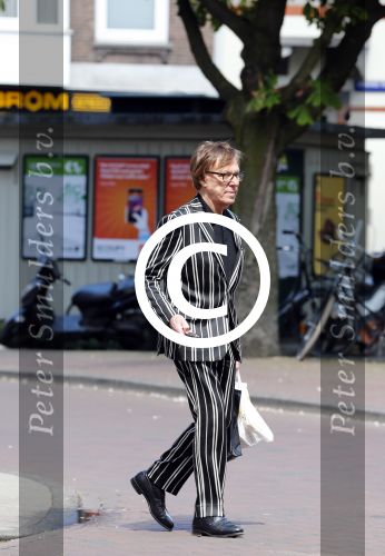 Amsterdam 15 mei 2013
Frans Molenaar in gestreept pak op de cornelis schuytstraat.
Peter Smulders bv