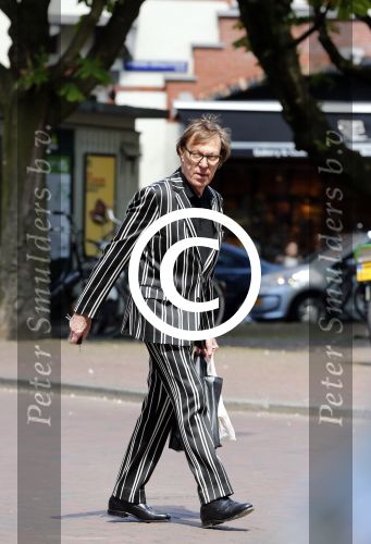 Amsterdam 15 mei 2013
Frans Molenaar in gestreept pak op de cornelis schuytstraat.
Peter Smulders bv