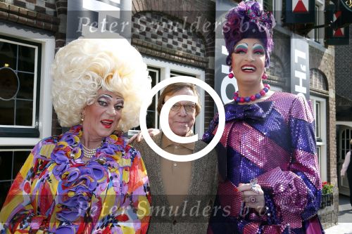 Volendam 22 april 2013
Linda de Mol reikt de eerse l Homo uit aan Johannes Rypma die op de cover staat. De presentatie was in hotel Spaander. Frans Molenaar
Peter Smulders bv