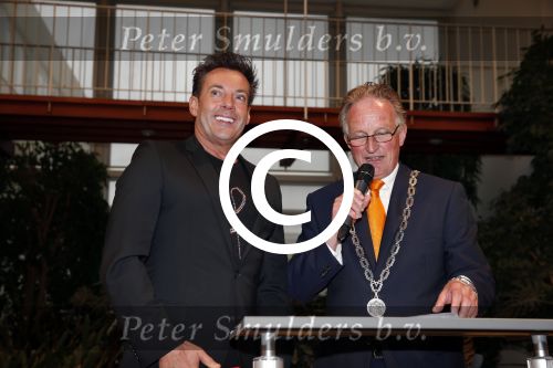 Aalsmeer 26 april 2013
Gerard Joling krijgt uit handen van de burgemeester van Aalsmeer een koninklijke onderscheiding (lintje)
Peter Smulders bv