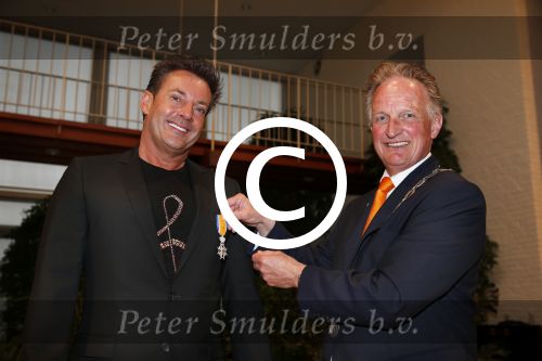 Aalsmeer 26 april 2013
Gerard Joling krijgt uit handen van de burgemeester van Aalsmeer een koninklijke onderscheiding (lintje)
Peter Smulders bv