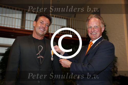 Aalsmeer 26 april 2013
Gerard Joling krijgt uit handen van de burgemeester van Aalsmeer een koninklijke onderscheiding (lintje)
Peter Smulders bv