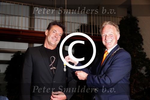 Aalsmeer 26 april 2013
Gerard Joling krijgt uit handen van de burgemeester van Aalsmeer een koninklijke onderscheiding (lintje)
Peter Smulders bv