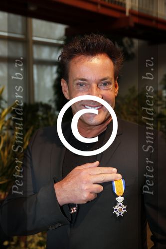 Aalsmeer 26 april 2013
Gerard Joling krijgt uit handen van de burgemeester van Aalsmeer een koninklijke onderscheiding (lintje)
Peter Smulders bv
