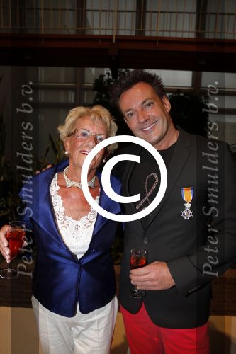 Aalsmeer 26 april 2013
Gerard Joling krijgt uit handen van de burgemeester van Aalsmeer een koninklijke onderscheiding (lintje). Gerard met zijn moeder
Peter Smulders bv