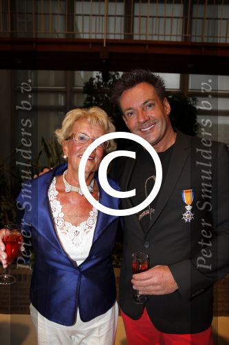 Aalsmeer 26 april 2013
Gerard Joling krijgt uit handen van de burgemeester van Aalsmeer een koninklijke onderscheiding (lintje). Gerard met zijn moeder
Peter Smulders bv