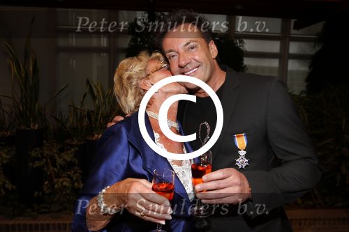 Aalsmeer 26 april 2013
Gerard Joling krijgt uit handen van de burgemeester van Aalsmeer een koninklijke onderscheiding (lintje). Gerard met zijn moeder
Peter Smulders bv