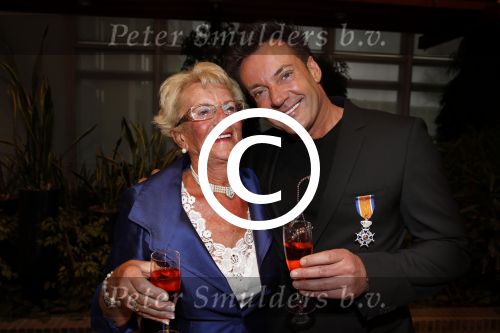 Aalsmeer 26 april 2013
Gerard Joling krijgt uit handen van de burgemeester van Aalsmeer een koninklijke onderscheiding (lintje). Gerard met zijn moeder
Peter Smulders bv