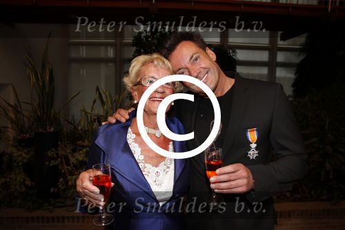 Aalsmeer 26 april 2013
Gerard Joling krijgt uit handen van de burgemeester van Aalsmeer een koninklijke onderscheiding (lintje). Gerard met zijn moeder
Peter Smulders bv