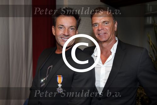 Aalsmeer 26 april 2013
Gerard Joling krijgt uit handen van de burgemeester van Aalsmeer een koninklijke onderscheiding (lintje). Gerard met Wino Omtzigt
Peter Smulders bv
