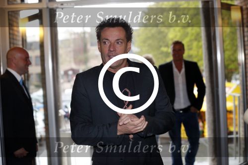 Aalsmeer 26 april 2013
Gerard Joling krijgt uit handen van de burgemeester van Aalsmeer een koninklijke onderscheiding (lintje)
Peter Smulders bv