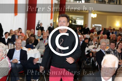 Aalsmeer 26 april 2013
Gerard Joling krijgt uit handen van de burgemeester van Aalsmeer een koninklijke onderscheiding (lintje)
Peter Smulders bv