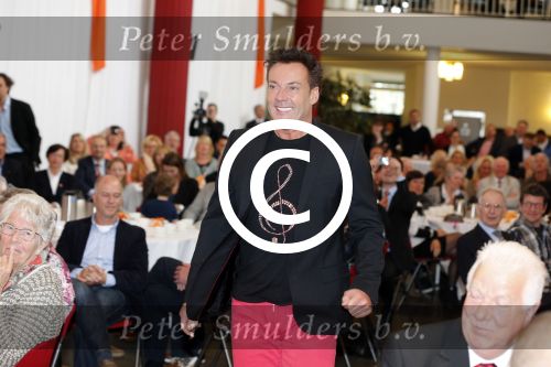 Aalsmeer 26 april 2013
Gerard Joling krijgt uit handen van de burgemeester van Aalsmeer een koninklijke onderscheiding (lintje)
Peter Smulders bv