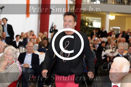 Aalsmeer 26 april 2013
Gerard Joling krijgt uit handen van de burgemeester van Aalsmeer een koninklijke onderscheiding (lintje)
Peter Smulders bv