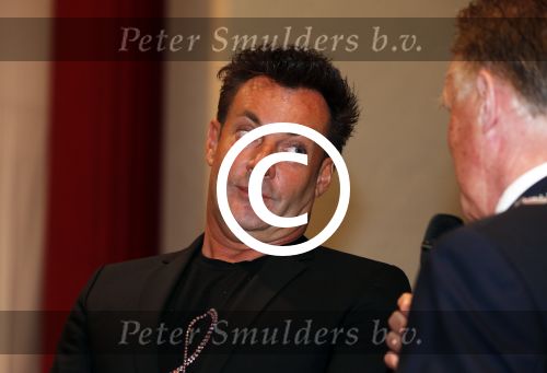 Aalsmeer 26 april 2013
Gerard Joling krijgt uit handen van de burgemeester van Aalsmeer een koninklijke onderscheiding (lintje)
Peter Smulders bv