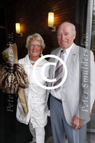 Aalsmeer 26 april 2013
Gerard Joling krijgt uit handen van de burgemeester van Aalsmeer een koninklijke onderscheiding (lintje). moeder gerard met vriend
Peter Smulders bv