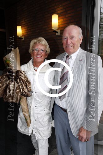 Aalsmeer 26 april 2013
Gerard Joling krijgt uit handen van de burgemeester van Aalsmeer een koninklijke onderscheiding (lintje). moeder gerard met vriend
Peter Smulders bv