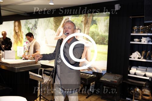 Laren 10 mei 2013
Gordon opent nieuwe riviera Maison winkel samen met Henk Teunissen ( eigenaar)
Peter Smulders bv
