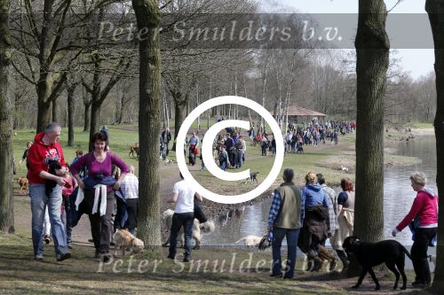 Busloo Apeldoorn 21 april 2013
Royal Canin organiseert grootste wandeltocht voor hond voor stichting Hulphond. Ambassadrices Anita Witzier Anouk Smulders en Martin Gaus lopen ook mee.
Peter Smulders bv