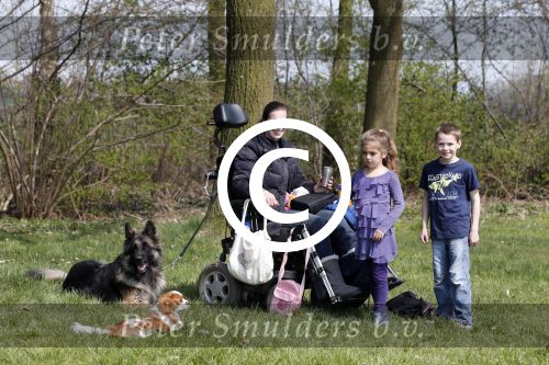 Busloo Apeldoorn 21 april 2013
Royal Canin organiseert grootste wandeltocht voor hond voor stichting Hulphond. Ambassadrices Anita Witzier Anouk Smulders en Martin Gaus lopen ook mee.
Peter Smulders bv