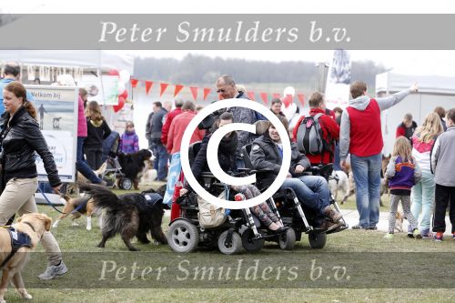 Busloo Apeldoorn 21 april 2013
Royal Canin organiseert grootste wandeltocht voor hond voor stichting Hulphond. Ambassadrices Anita Witzier Anouk Smulders en Martin Gaus lopen ook mee.
Peter Smulders bv