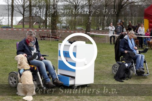 Busloo Apeldoorn 21 april 2013
Royal Canin organiseert grootste wandeltocht voor hond voor stichting Hulphond. Ambassadrices Anita Witzier Anouk Smulders en Martin Gaus lopen ook mee.
Peter Smulders bv