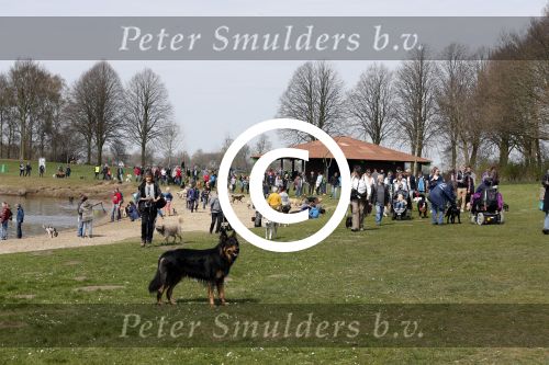 Busloo Apeldoorn 21 april 2013
Royal Canin organiseert grootste wandeltocht voor hond voor stichting Hulphond. Ambassadrices Anita Witzier Anouk Smulders en Martin Gaus lopen ook mee.
Peter Smulders bv