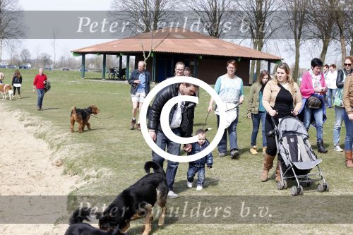 Busloo Apeldoorn 21 april 2013
Royal Canin organiseert grootste wandeltocht voor hond voor stichting Hulphond. Ambassadrices Anita Witzier Anouk Smulders en Martin Gaus lopen ook mee.
Peter Smulders bv