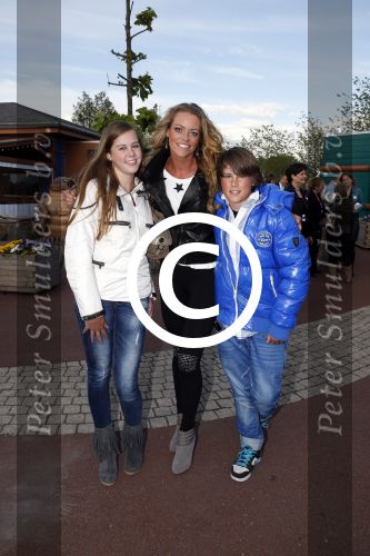 Harderwijk 14 mei 2013
Premiere nieuwe show in het dolfinarium. Inge de Bruijn met neef en nicht
Peter Smulders bv