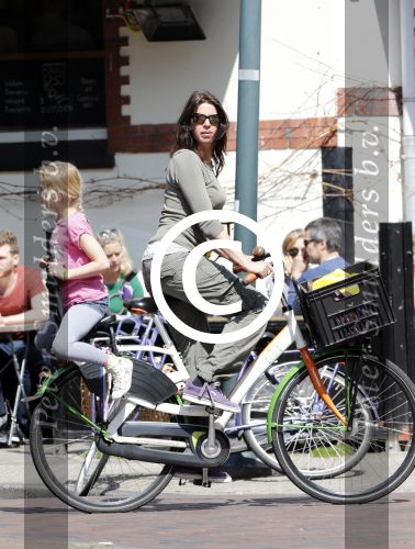 Amsterdam 24 april 2013
Isa Hoes met dochter op fiets.
Peter Smulders bv