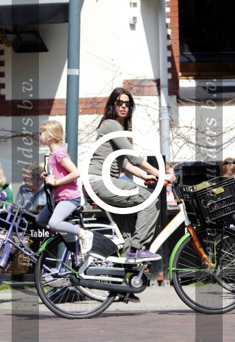 Amsterdam 24 april 2013
Isa Hoes met dochter op fiets.
Peter Smulders bv