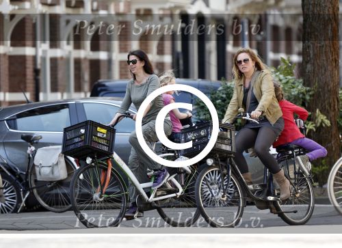 Amsterdam 24 april 2013
Isa Hoes met dochter op fiets.
Peter Smulders bv