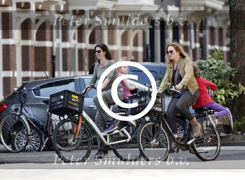 Amsterdam 24 april 2013
Isa Hoes met dochter op fiets.
Peter Smulders bv